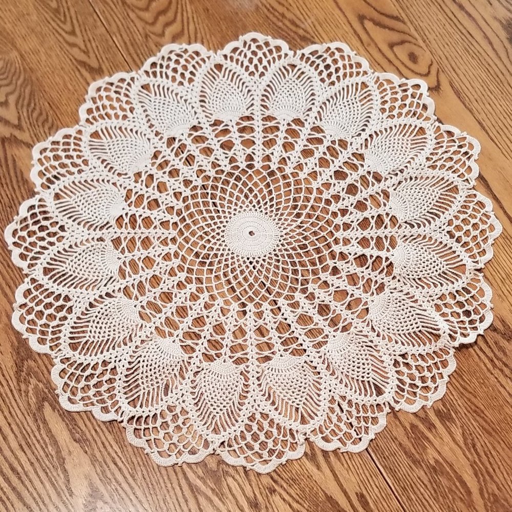 Vintage Style New Hand Crafted Cluster Pineapple Doily, Natural, 25 1/2"